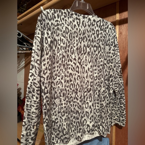 Kim Rogers leopard print gray and white sweater top. Size XL - Picture 3 of 4